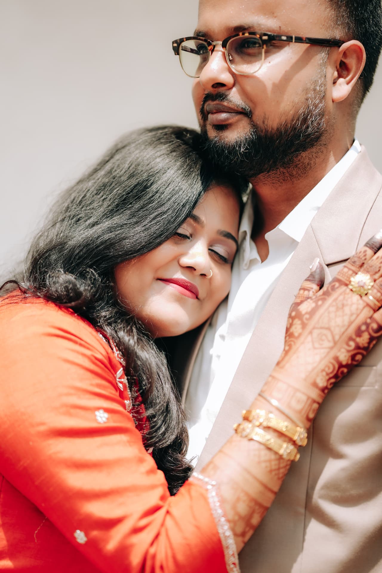 Survi resting her head on Kunal's shoulder